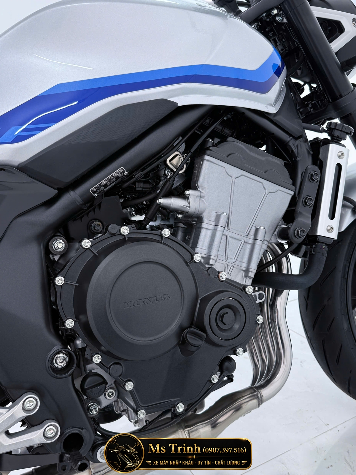 Khối động cơ 4 xi lanh Honda CB500SF Super Four 2026 kết hợp cổ pô inox sáng bóng ấn tượng